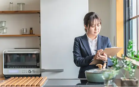 住まいに関する相談やサポートをイメージした女性の写真