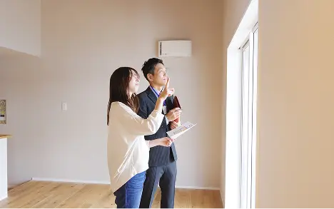 住宅の内覧をイメージした夫婦の写真